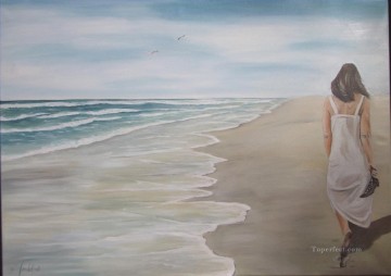 ビーチの透かしを歩く女性 Oil Paintings